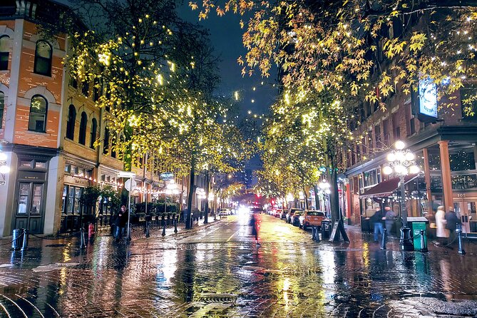 Photography & Walk at Night - Gastown at 5 pm, when the city starts to glow