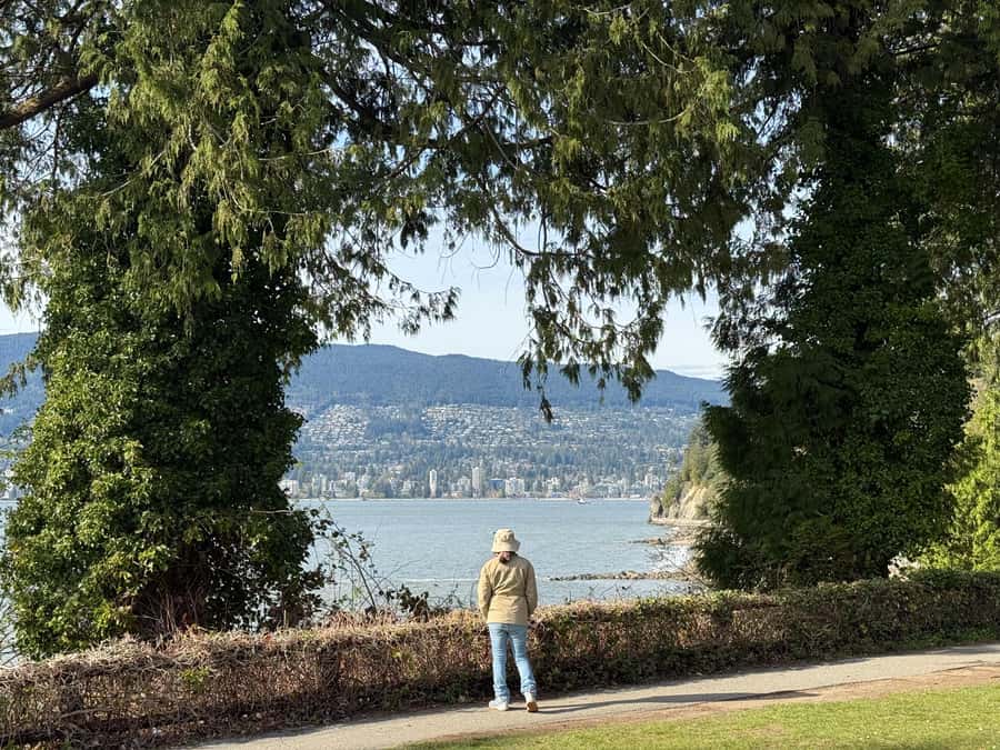 Stanley Park CarTour:SmallGroup/Comfort&CheaperThan BikeTour - From downtown Vancouver to Coal Harbour