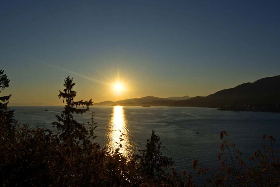Sunset Bus Tour: Stanley Park & English Bay Photostops - Starting at Canada Place as the city lights come on