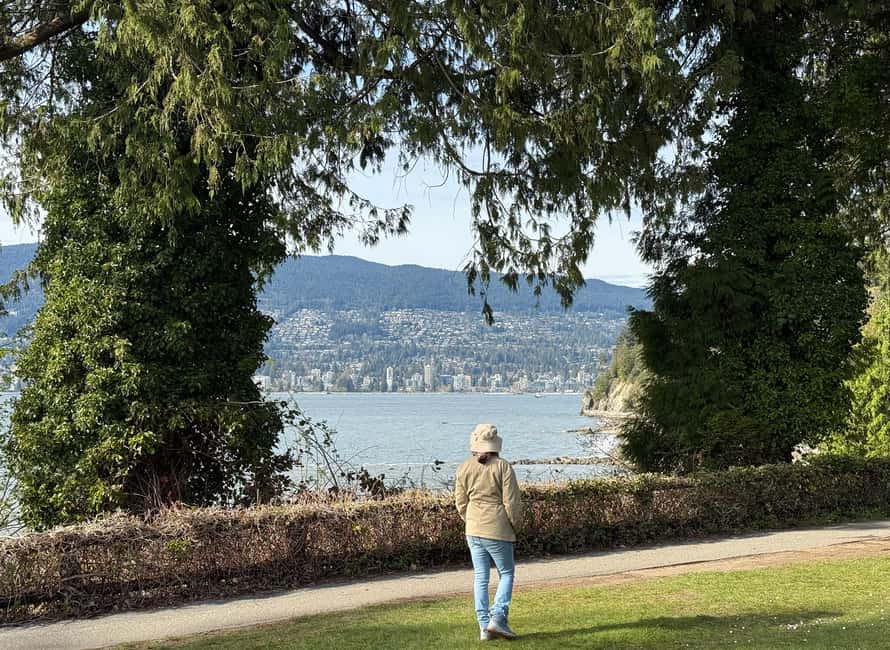 Vancouver City Tour+VipCar+Stanley Park+ChinaTown/SmallGroup - Stanley Park’s totems, lighthouse, and forest roads