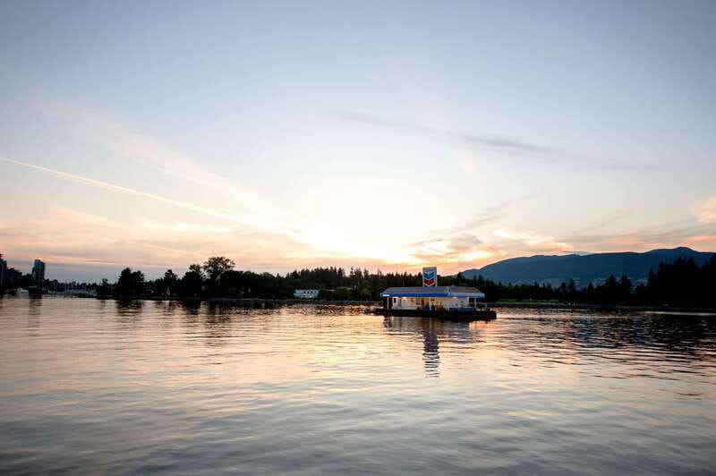 Vancouver: Evening Cruise with Dinner Buffet - Music that supports the evening instead of taking it over
