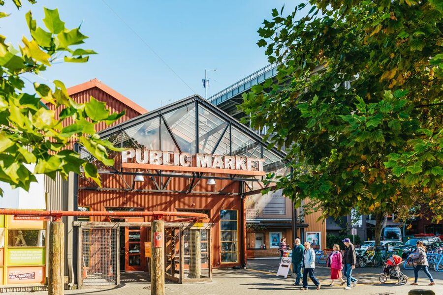 Vancouver: Hop-on Hop-off Sightseeing Tour with 10 Stops - Audio commentary versus live guides