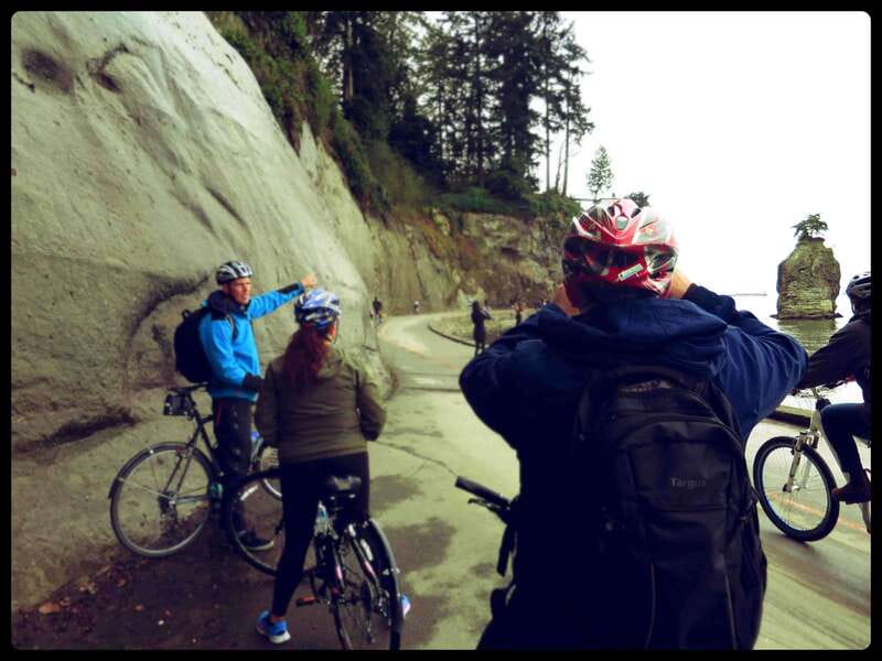 Vancouver: Stanley Park & Downtown Bike Tour - Following the seawall into Stanley Park