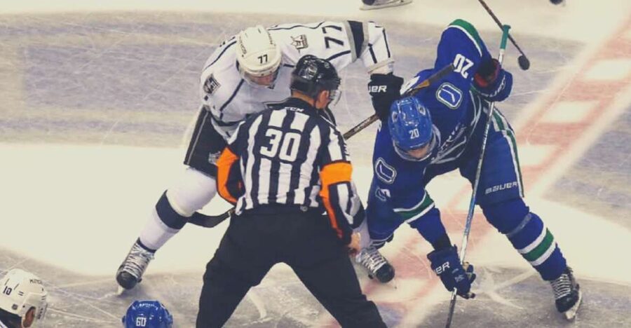 Vancouver: Vancouver Canucks Ice Hockey Game Ticket - From phone screen to Rogers Arena entrance