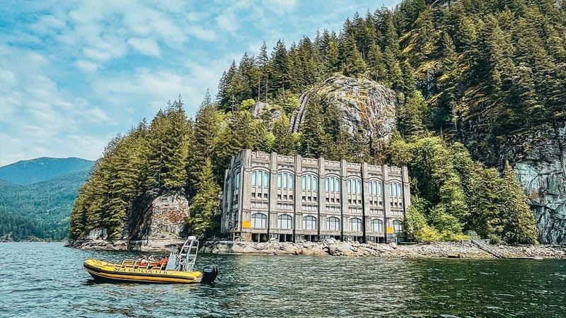 Vancouver: Waterfront Sightseeing Tour - City and Waterfall - Lions Gate Bridge and the working waterfront
