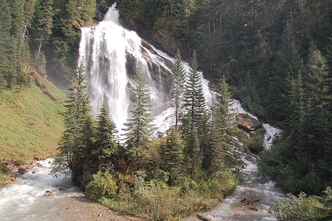 Western Trails - One Way Vancouver To Calgary Rockies Bus Tour - Hotels, breakfasts, and group travel